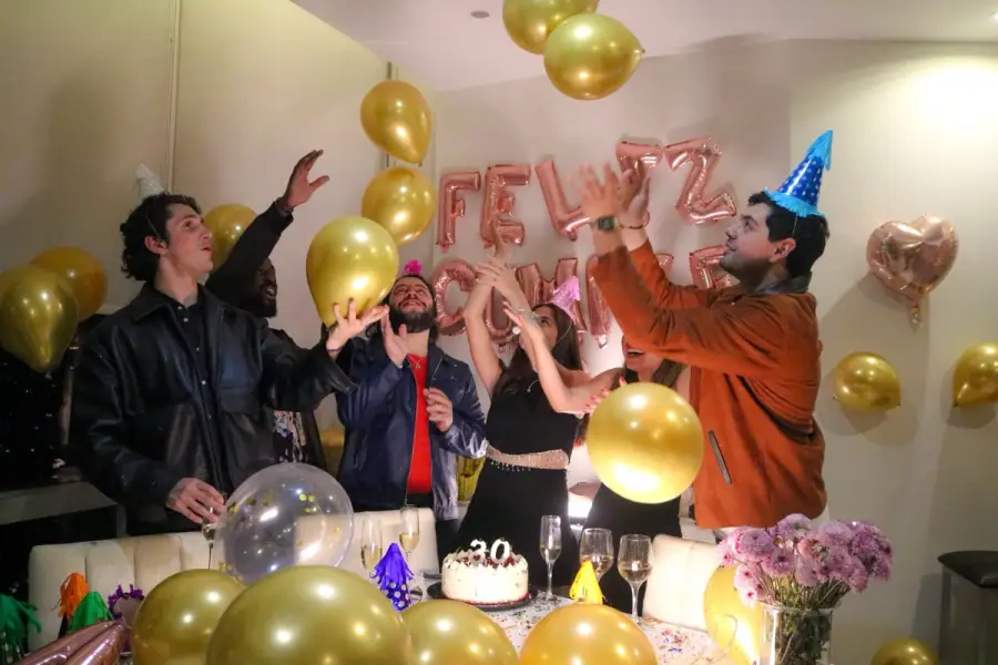 Fête d'anniversaire avec ballons colorés