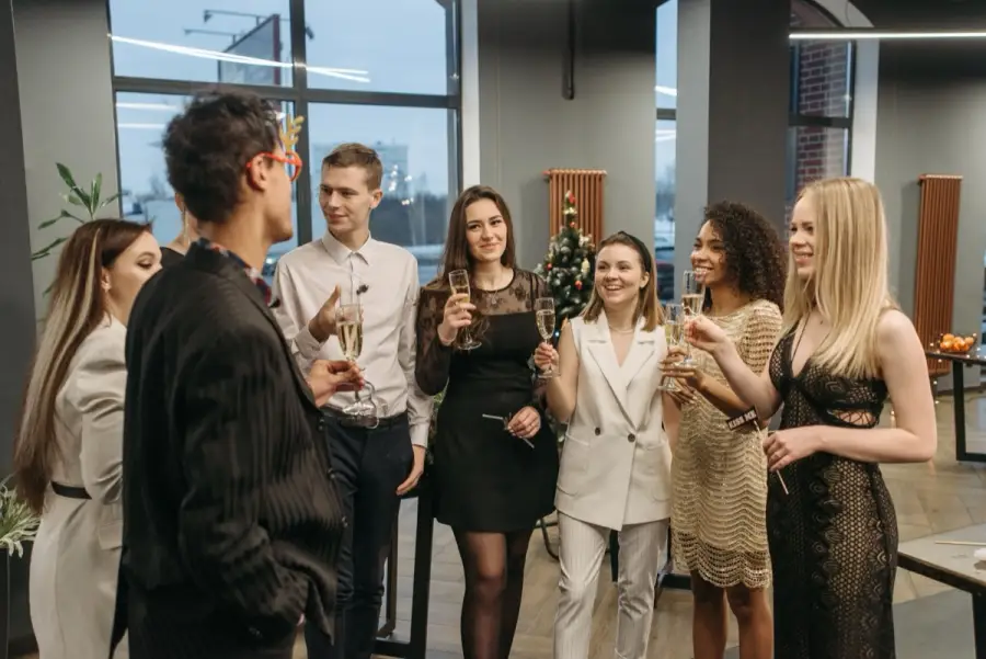 Collègues trinquant lors d'une soirée d'entreprise