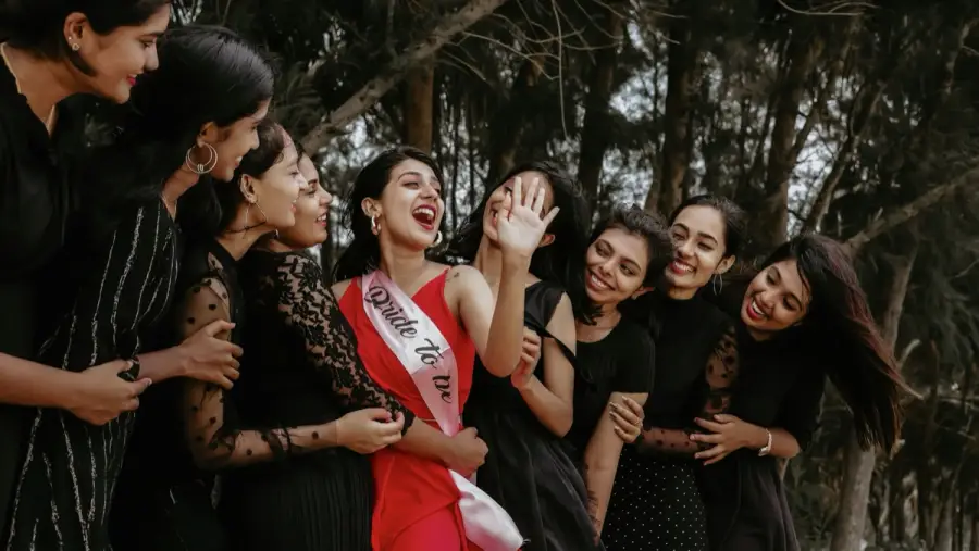 Groupe de femmes célébrant un enterrement de vie de jeune fille