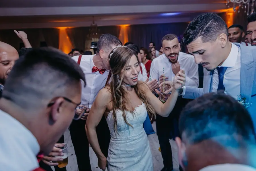 Mariés et invités dansant à une réception de mariage